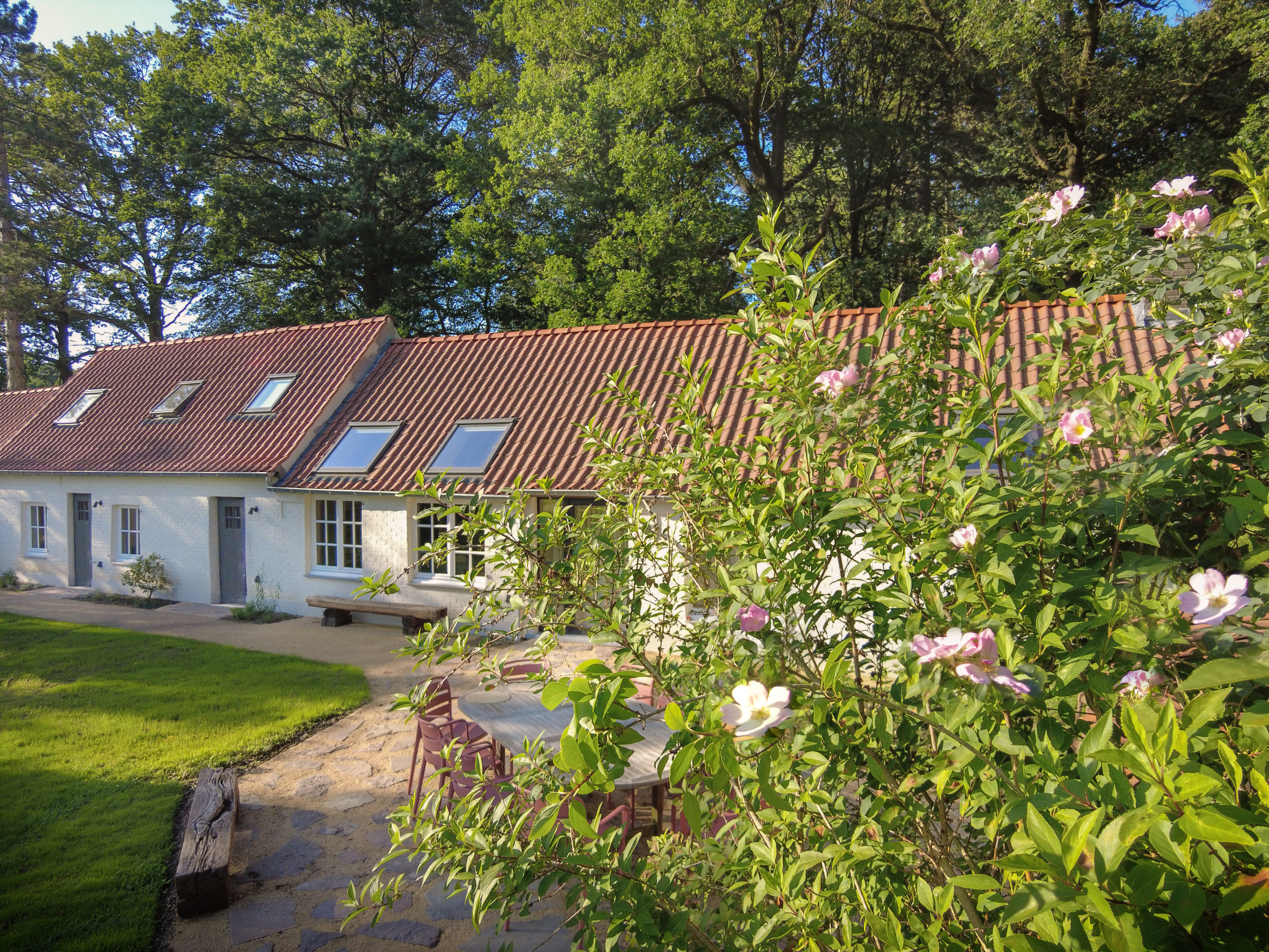 overzicht van de hoeve waar de dauw. retreat plaatsvindt